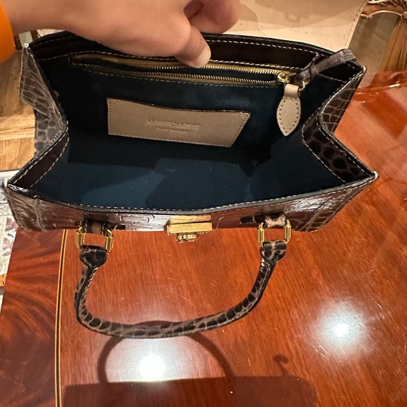 Very RARE EUC Dooney and Bourke key locking embossed bag - Picture 5 of 6